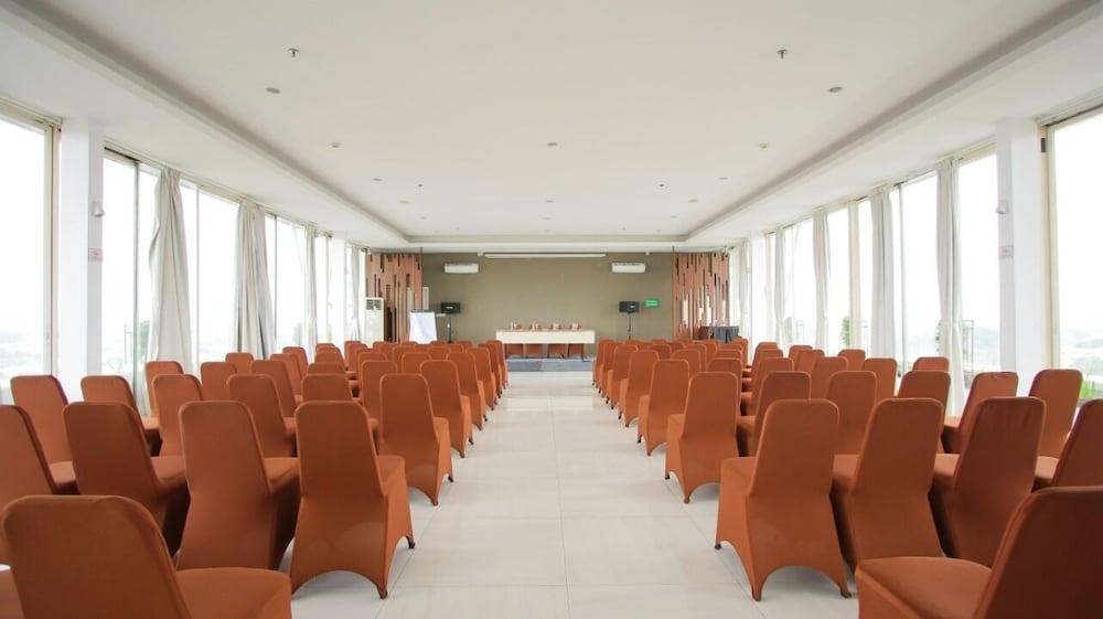 Ascent Premiere Hotel And Convention Malang Exterior photo