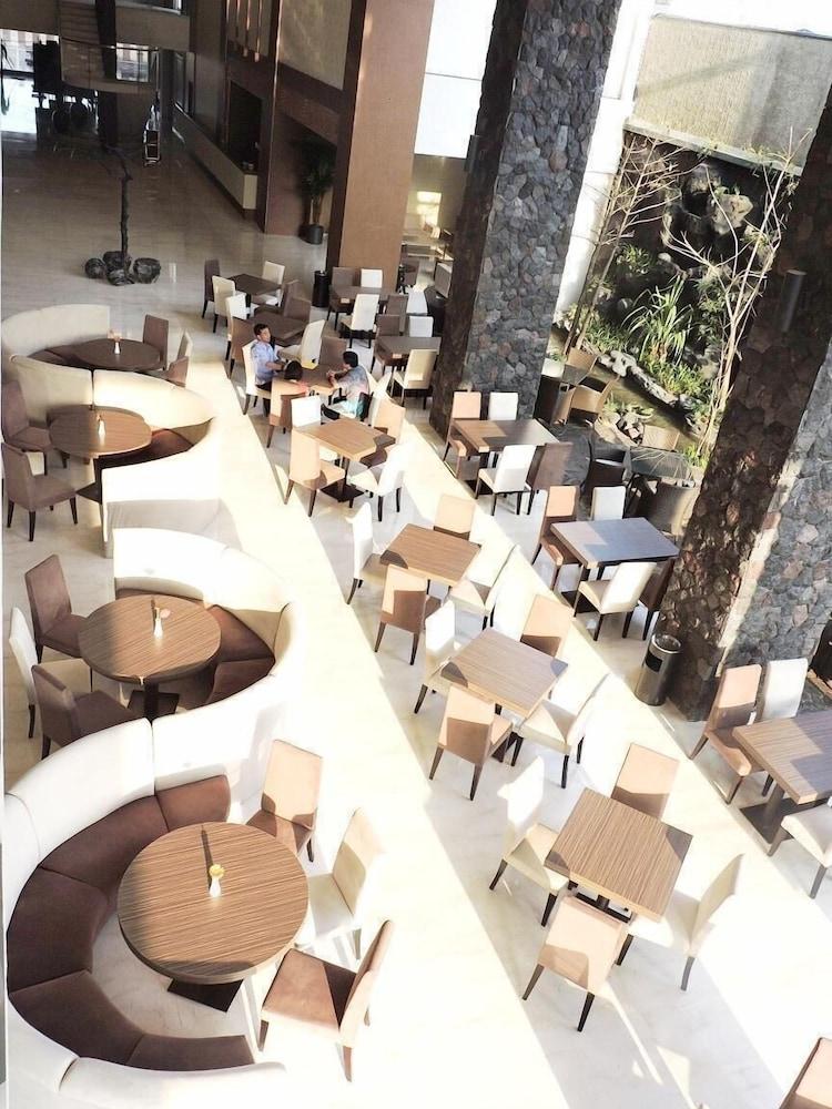 Ascent Premiere Hotel And Convention Malang Exterior photo