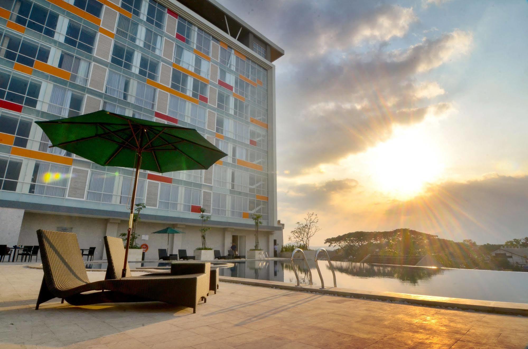 Ascent Premiere Hotel And Convention Malang Exterior photo